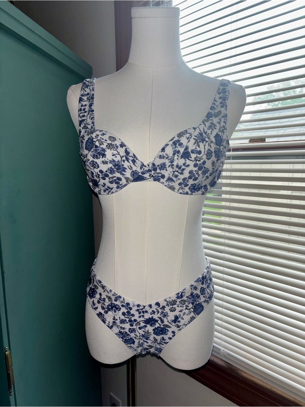 Abercrombie and Fitch Women’s Blue Floral Underwire Bra & Bikini Set Size Small